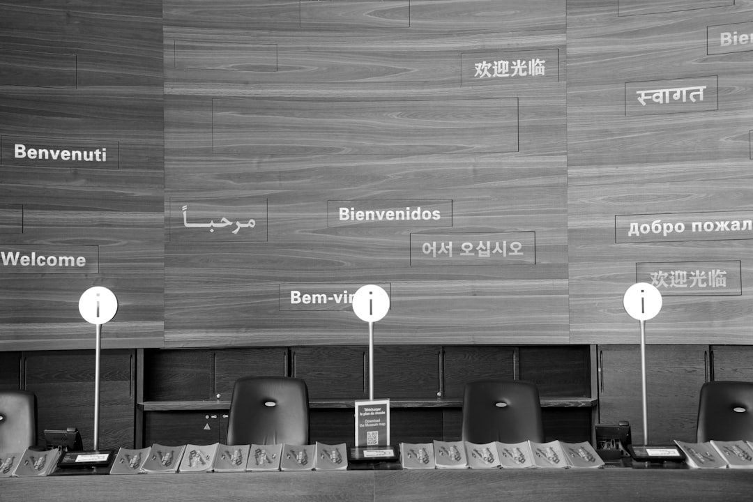 welcome-signs-in-multiple-languages-on-wooden-wall-gmzgxrtymg0